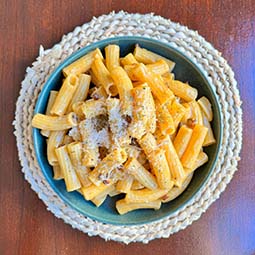 fotografía de un plato de pasta estilo carbonara