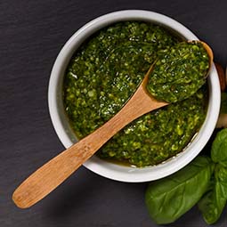 fotografía de recipiente con pesto